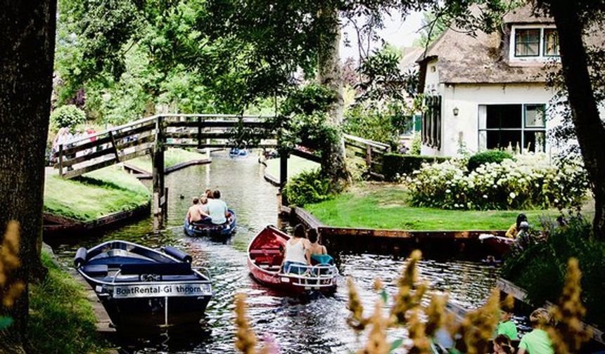 Hollanda'nın Overijssel eyaletinde yer alan Giethoorn köyünde araç yolu bulunmazken ulaşım için kanallar, yaya yolları, ahşap köprüler ve bisiklet yolları kullanılıyor.