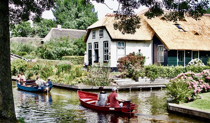 Her yıl yaklaşık bir milyon turistin gezdiği köyü çoğunlukla Uzak Doğu, Orta Doğu ve Türkiye'den gelen turistler ziyaret ediyor, son yıllarda özellikle Çinlilerin kalıcı olarak köye yerleşmeye başladığı görülüyor.