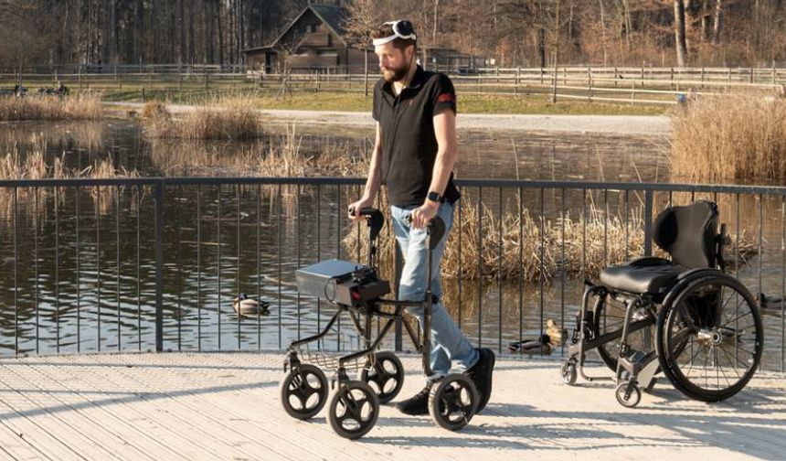Hollandalı adam, beyin implantları sayesinde yeniden yürümeye başladı
