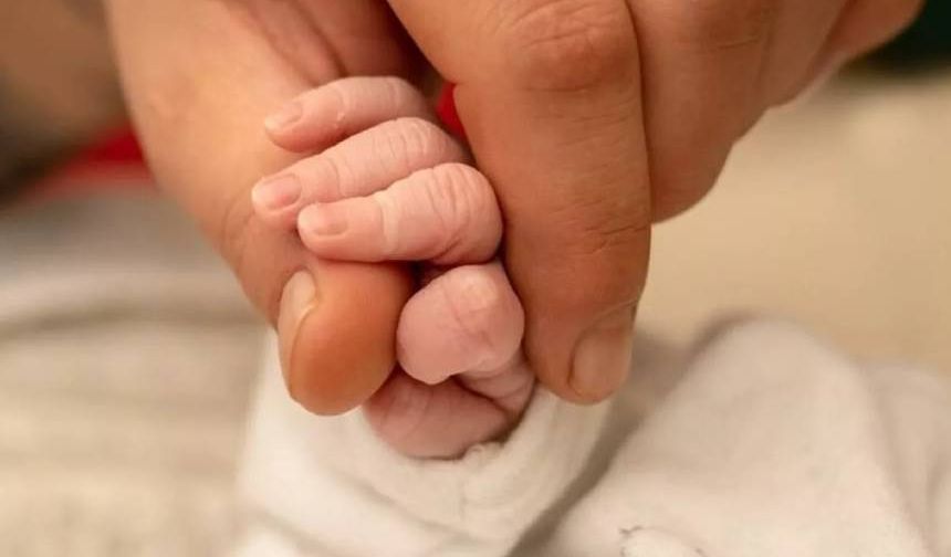 Fransa’da doğum izni kurallarında değişiklik: Ödemeler artıyor, haklar genişliyor