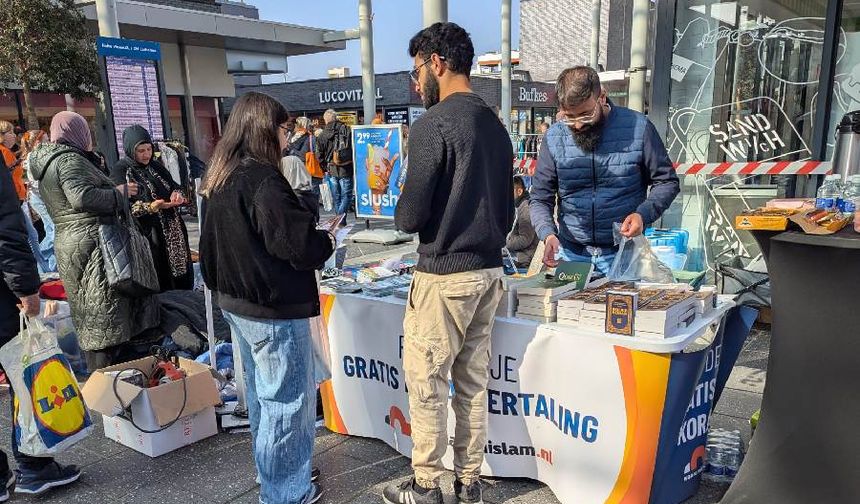 Hollanda'da Kral Günü'nde 23 kişi İslam'ı seçti