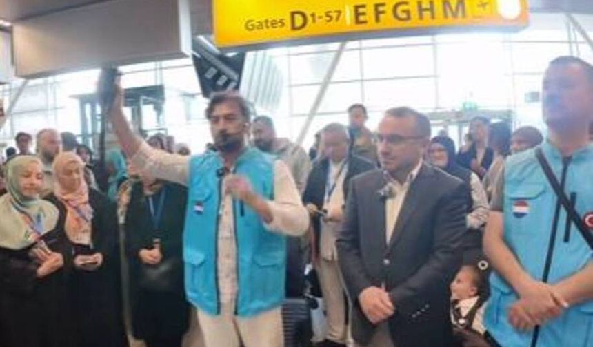 Hollanda’dan hacı adayları dualarla yolcu edildi