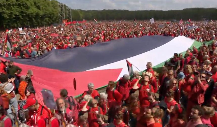 Hollanda’da 150 bin kişi, Gazze için bir kez daha sokaklarda hükümeti protesto etti