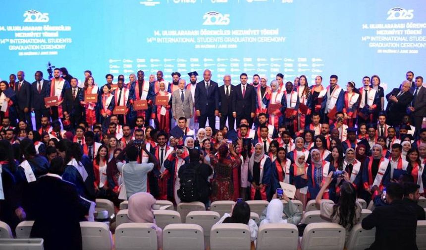 Türkiye burslusu uluslararası öğrenciler mezuniyet sevinci yaşadı