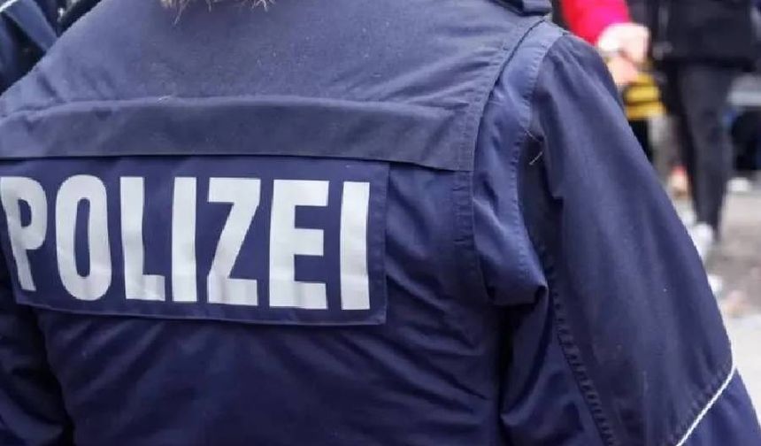 Almanya’da bir Türk, eşini çocuklarının önünde bıçakladı