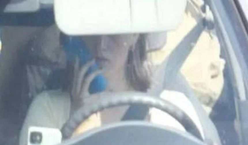 Hollanda’da araç kullanırken yüzüne buz torbası tutan kadına telefon cezası kesildi
