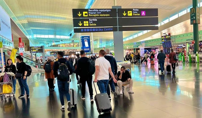 Çocuğunu bilerek havalimanında bırakan aile uçaktan indirildi
