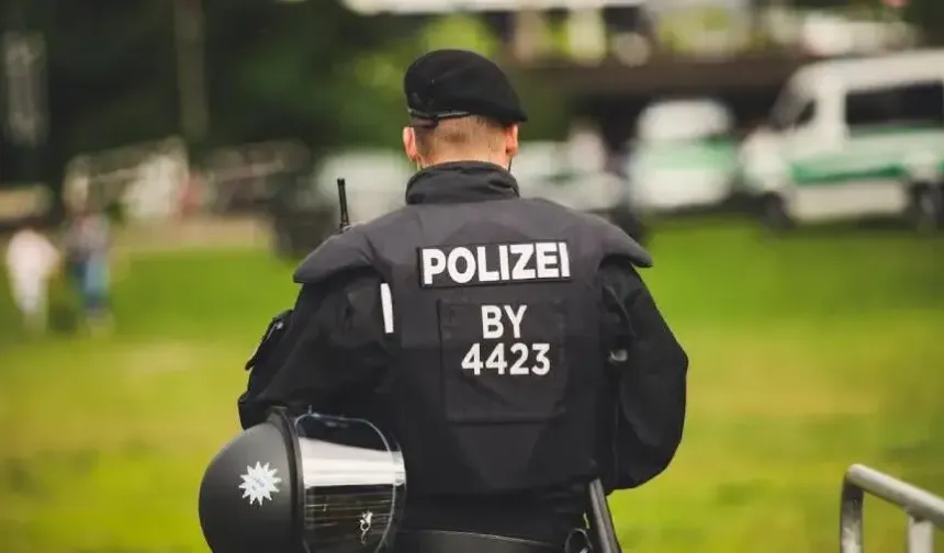 Almanya’da 4 karakola eş zamanlı baskın: 17 polis gözaltında