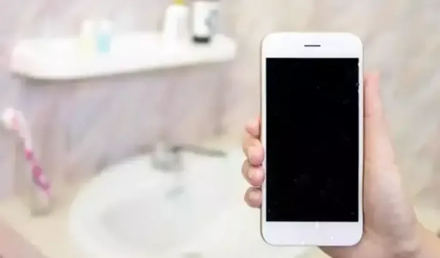 Banyoda şarja takılı iPhone’u eline alan kadın hayatını kaybetti