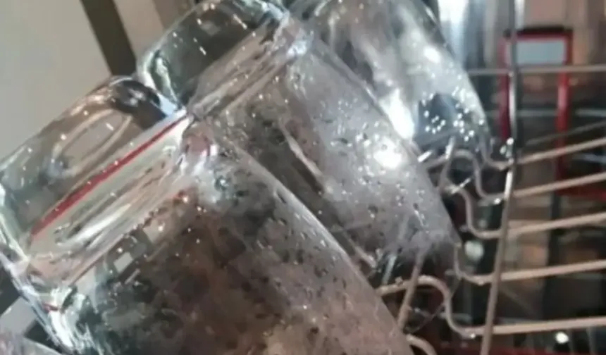 Bulaşık makinesinde matlaşan bardaklar uyarı niteliğinde olabilir