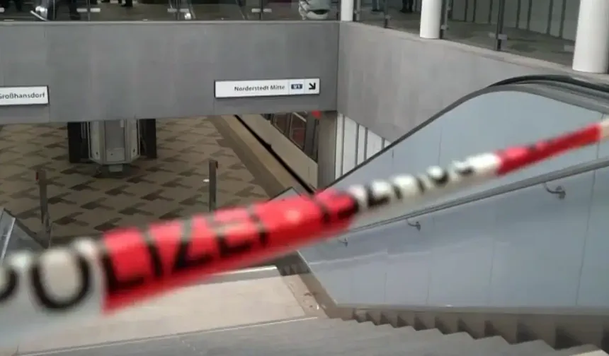 Almanya’da bir kişi, metro istasyonunda bir yolcuyu raylara çekerek birlikte atladı