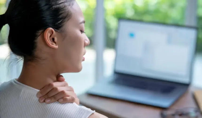 Masa başında boyun ağrısını azaltan 1 dakikalık çözüm