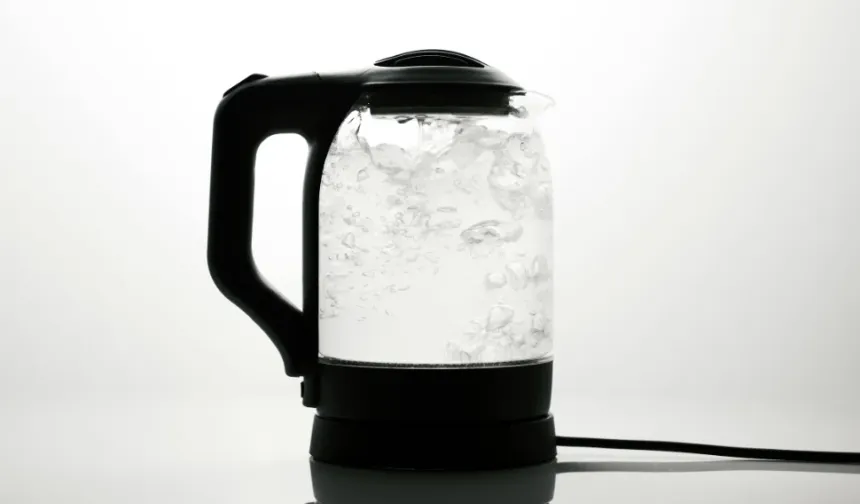 Kettle’da bekleyen suyu tekrar kaynatmak zararlı mı?