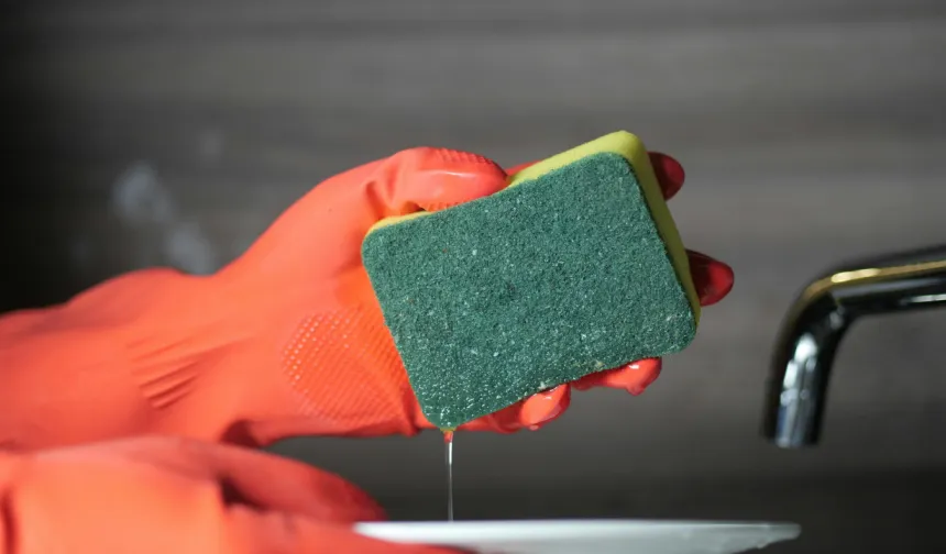 Uzmanlardan uyarı: Bulaşık süngerini bir haftadan fazla kullanmayın