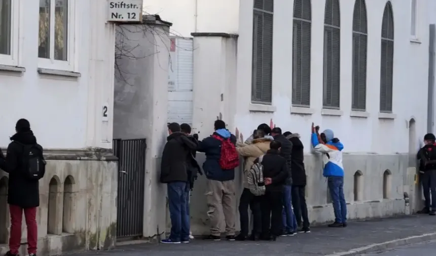 Almanya’da polis camiye operasyon düzenledi