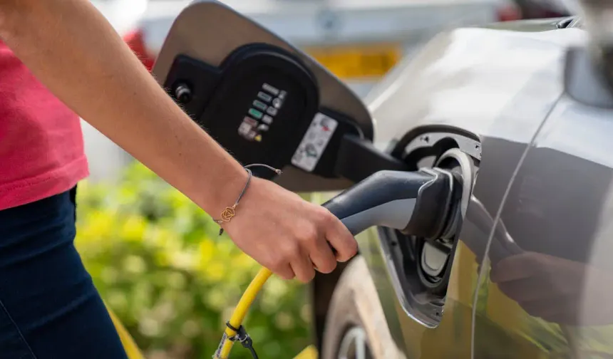 Fransa'da elektrikli araç şarj istasyonu desteği 12 bin euroya çıkarıldı