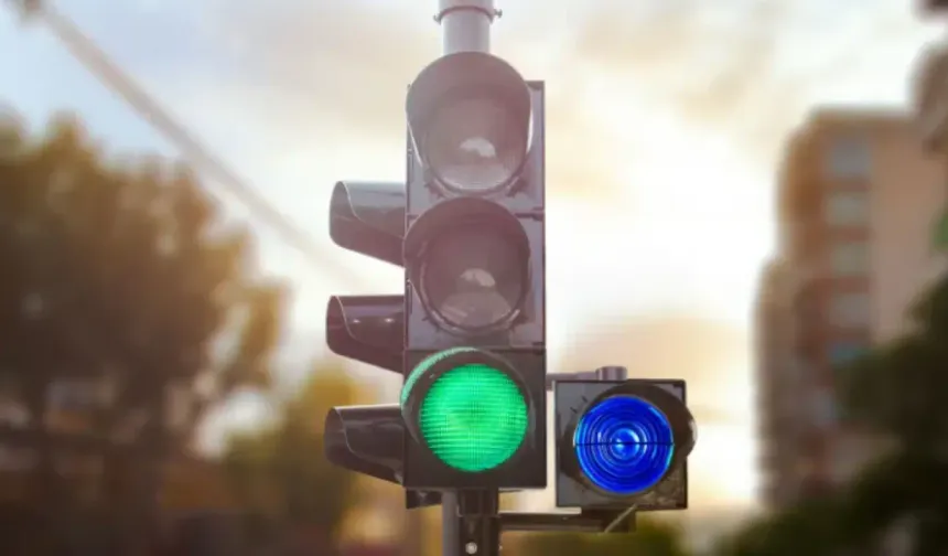Belçika’da trafik ışıklarına yeni eklenen mavi renk ne anlama geliyor?