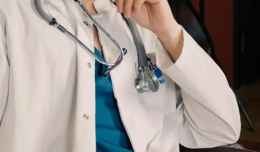 Fransa’da doktor gibi davranıp sahte rapor hazırlayan kişi tutuklandı