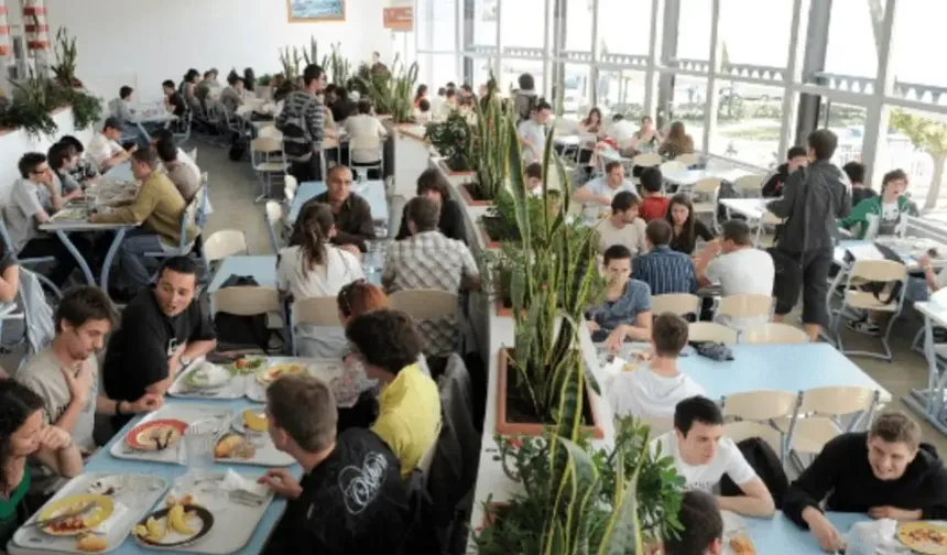 Fransa’da artık tüm öğrenciler 1 euroluk yemek uygulamasından yararlanacak