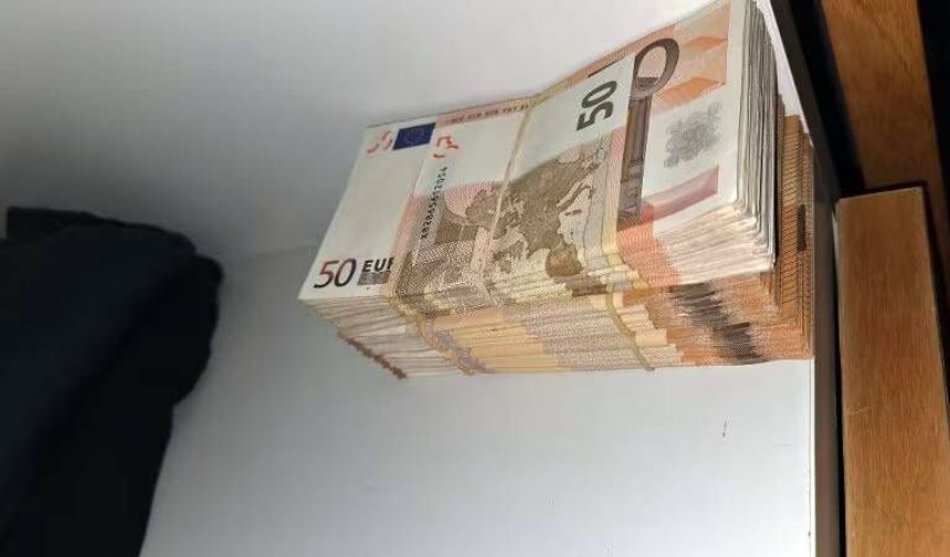 Hollanda’da bir evde 340 bin euro nakit para ve silah ele geçirildi