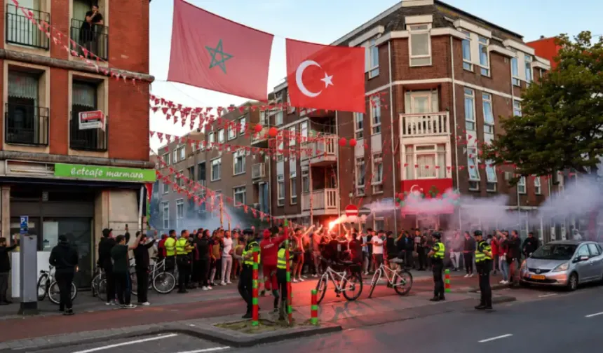 Fas Hollanda'yı, Paraguay Almanya'yı Dünya Kupası'ndan eledi