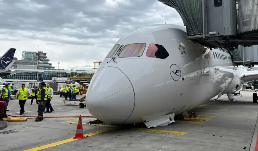 Frankfurt’ta Lufthansa uçağının burnu aniden çöktü: Yaralılar var