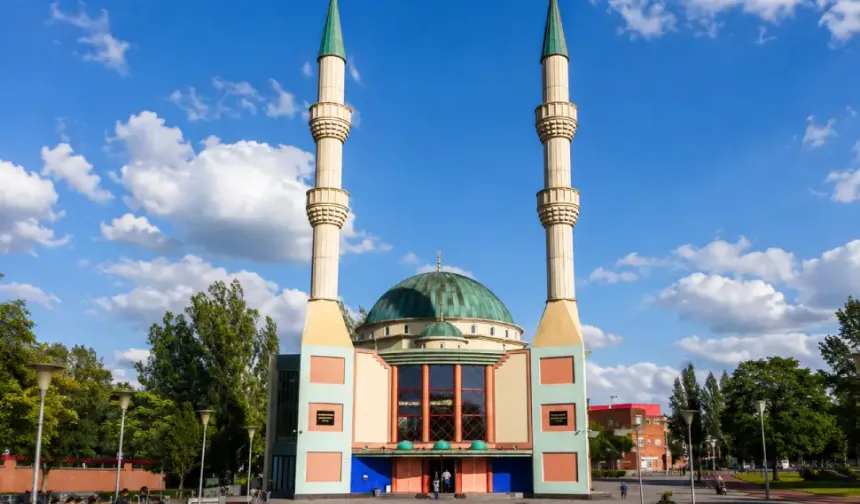 Soytekin: Rotterdam'da camiye saldırı Müslümanlara yönelik nefretin bir parçası