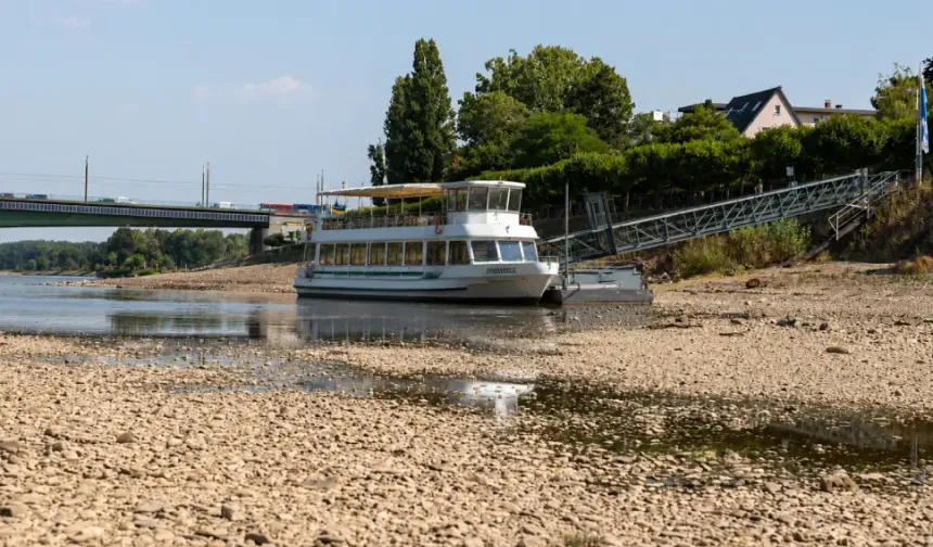 Almanya'da Ren Nehri'nde su seviyesi düştü, gemi seferleri yapılamıyor