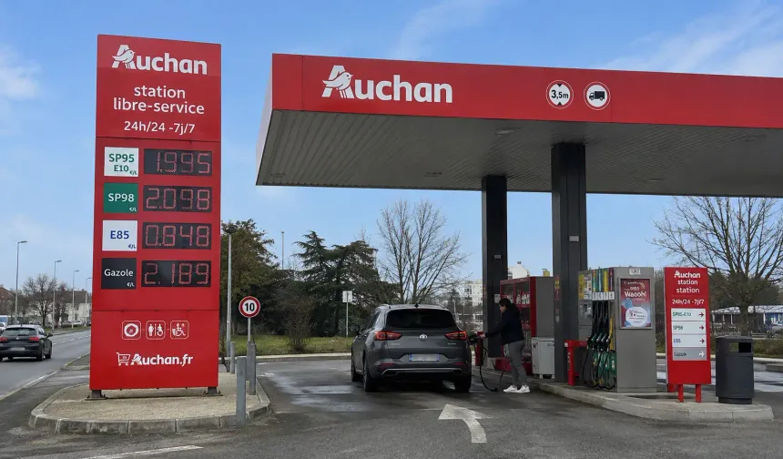 Fransa'da dar gelirli çalışanlara 100 euro yakıt desteği için süre uzatıldı