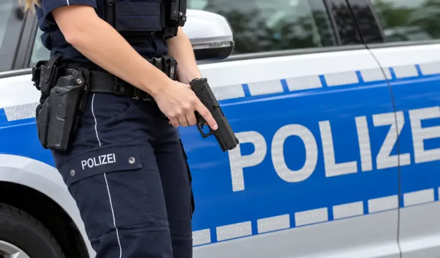 Almanya’da saldırı sırasında meslektaşlarını bırakıp kaçan iki polisin görevine son verildi