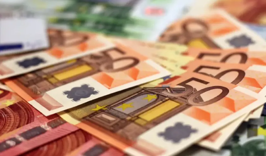 Evsiz adam bulduğu binlerce euroyu sokaktan geçenlere dağıttı