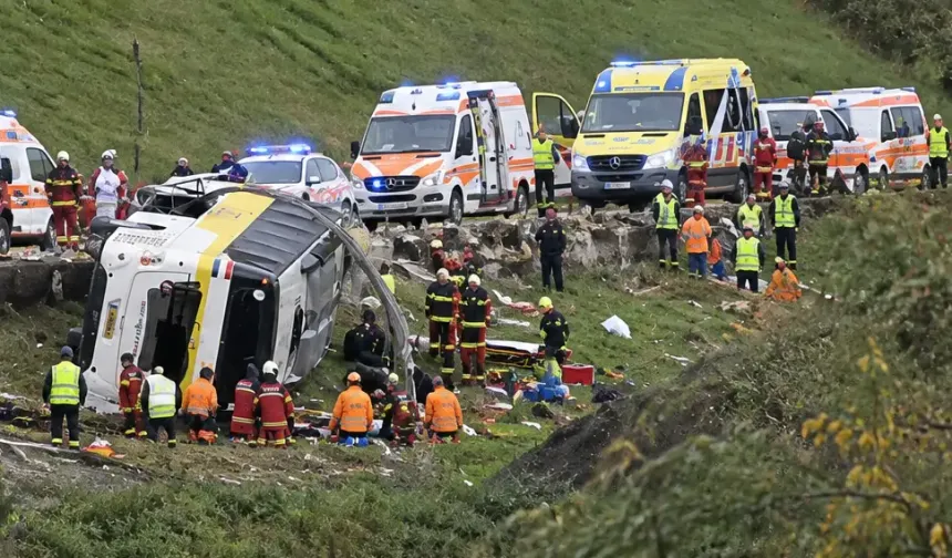 Hollandalı turistleri taşıyan otobüs devrildi: 5 ölü, 40 yaralı