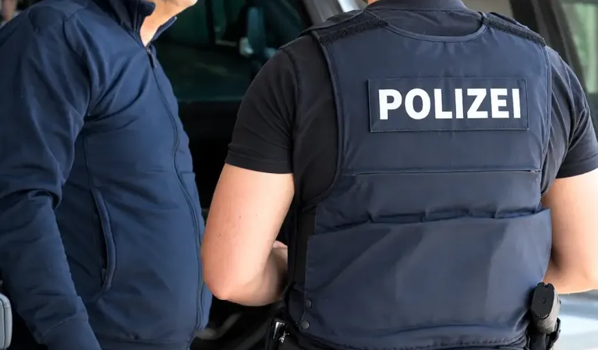 Almanya'da Türk sürücünün otomobilindeki gizli bölmeden 8 kilo altın çıktı