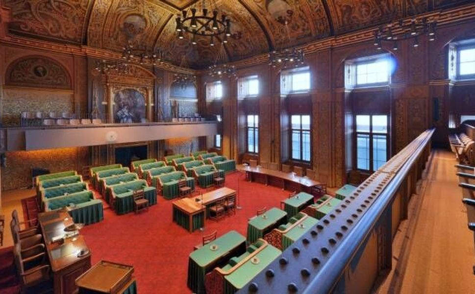 Hollanda’da cami ve dernekleri hedef alan şeffaflık yasası Senato’da reddedildi