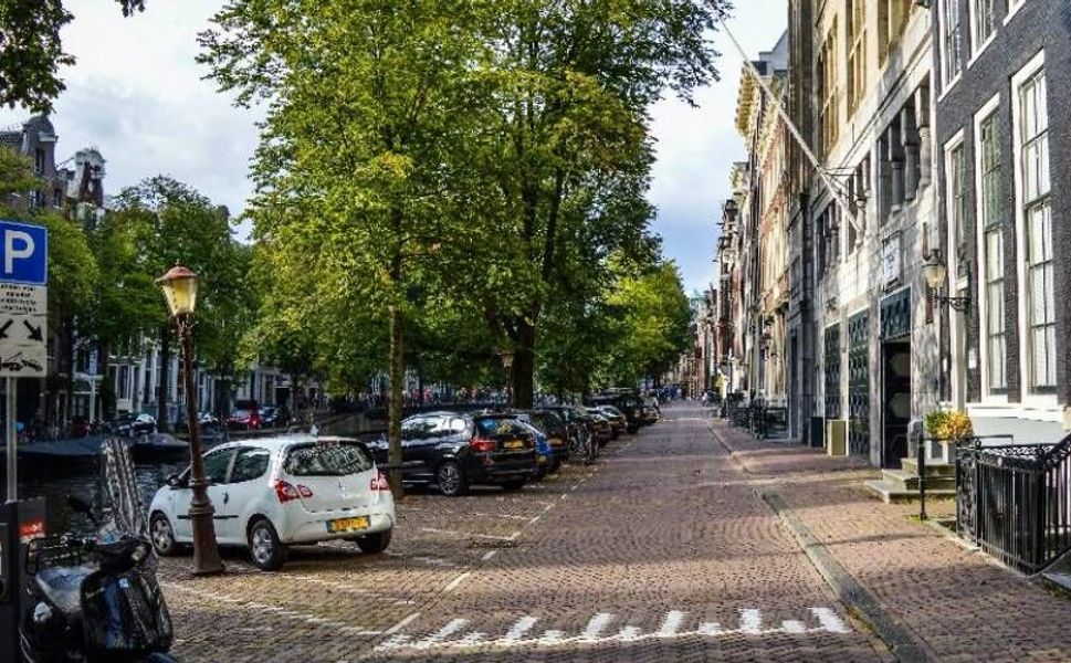 Amsterdam’da yeni koalisyonun ilk hamlesi: Park yerlerini azaltıp ücretleri artırmak