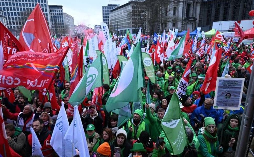 Belçika’da ulusal grev: Uçuşlar iptal edildi, toplu taşıma durma noktasına geldi