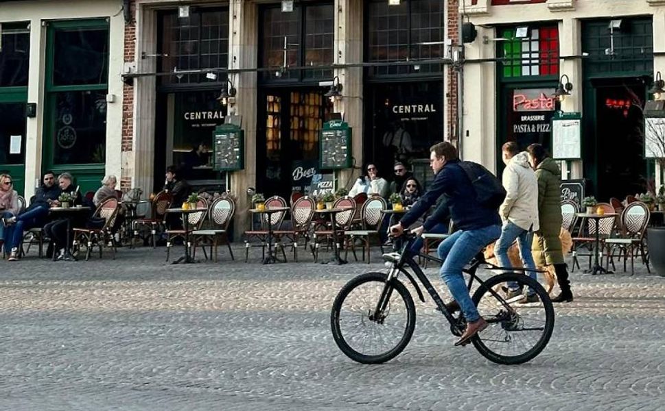 Belçika’da bisiklet sürerken telefon kullananlara 174 euro ceza