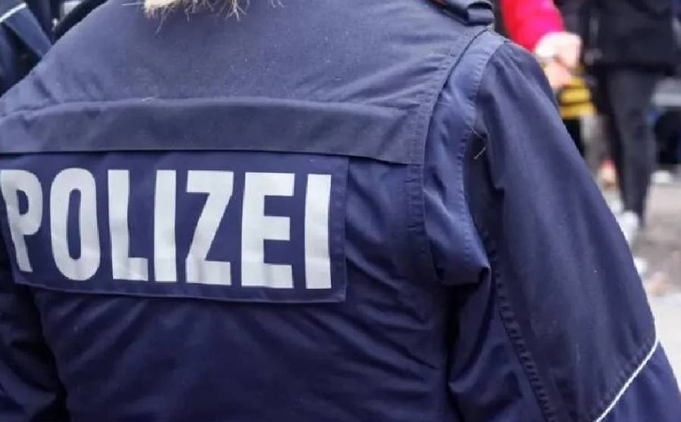 Almanya’da bir Türk, eşini çocuklarının önünde bıçakladı