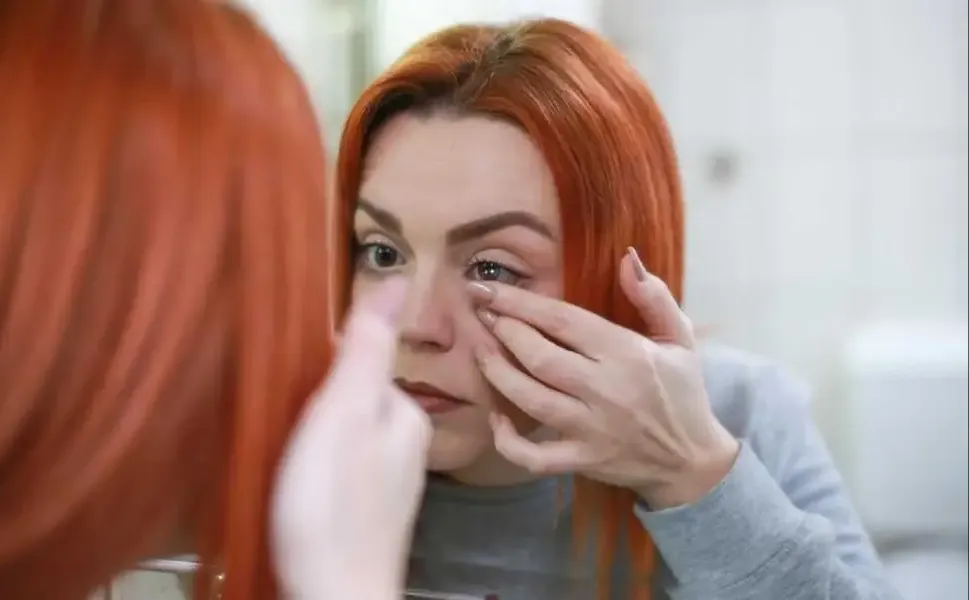 Lenslerini çıkartmadan duşa giren genç kız neredeyse kör oluyordu