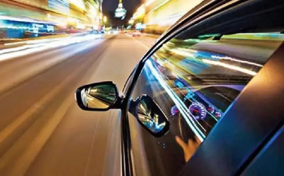 Hollanda'da araçta çocuk varken 214 km hız yapan kadının ehliyetine el konuldu