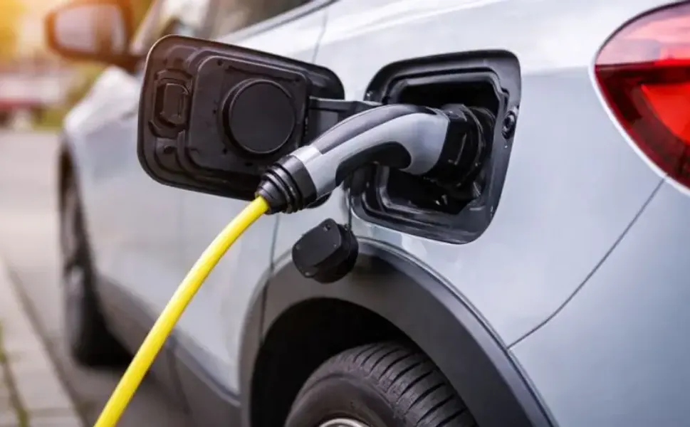 Amsterdam’da elektrikli araçlara geçiş için teşvikler sürüyor