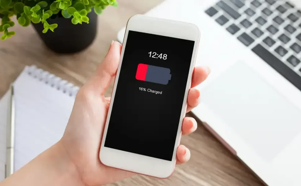 Gece boyu şarj edilen telefonlar pil ömrünü fark edilmeden kısaltıyor
