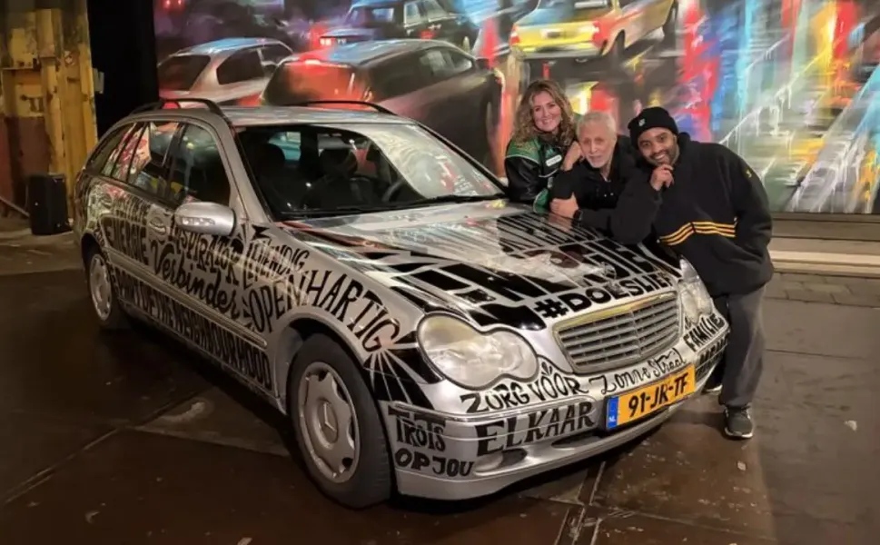 Amsterdam’da mahalleli ırkçı saldırıya uğrayan vatandaşa yeni araba aldı