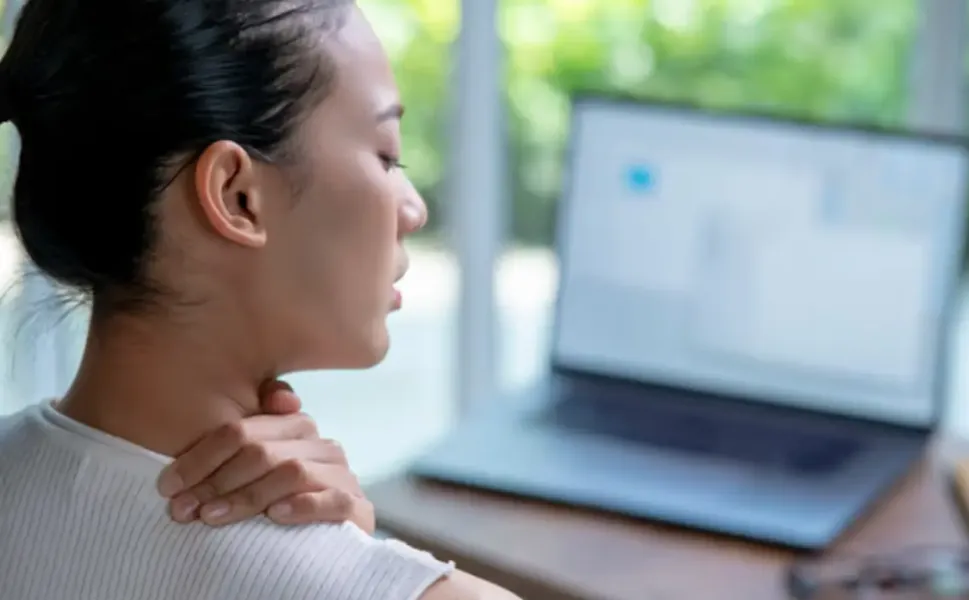 Masa başında boyun ağrısını azaltan 1 dakikalık çözüm