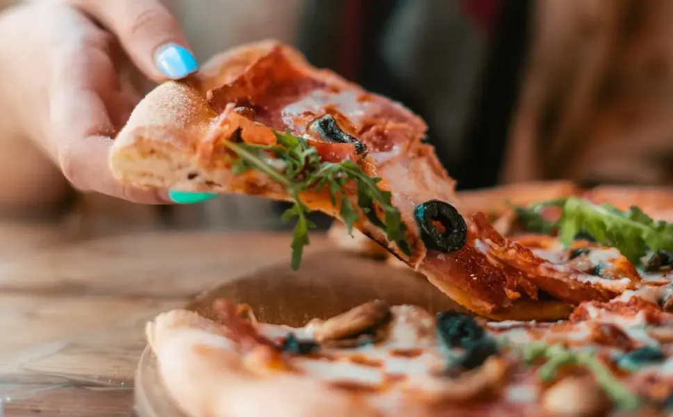 Amsterdam’da bir restoranda pizzadan hamamböceği çıktı