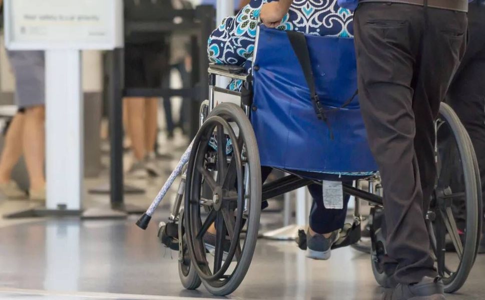 Ölen eşini tekerlekli sandalye ile uçağa bindirirken yakalandı