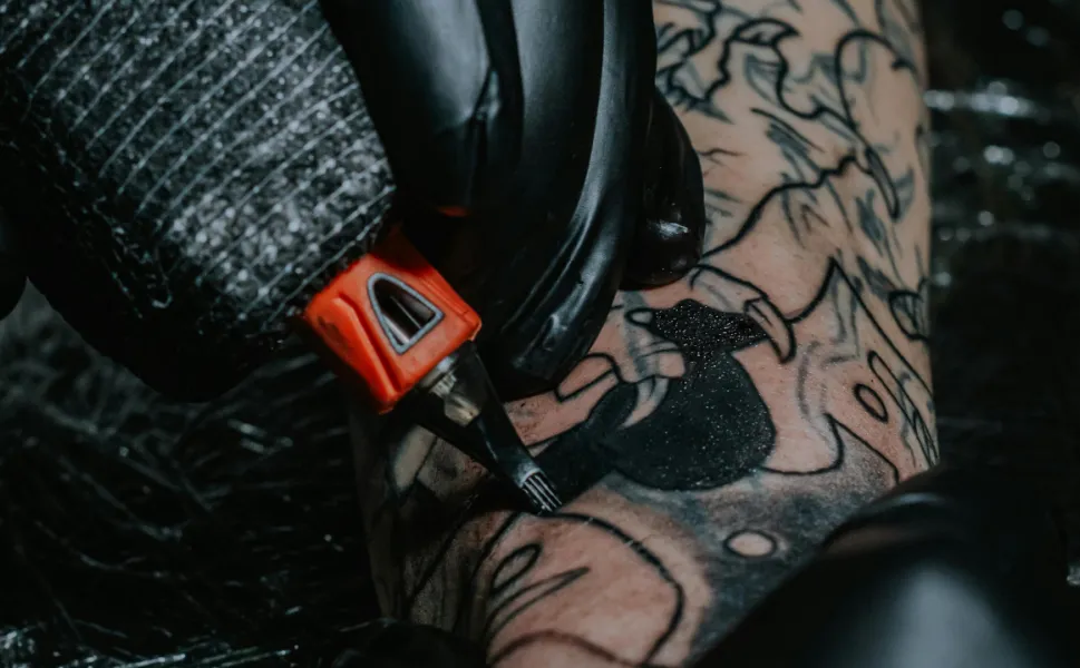 Dövme yaptırmak kanser riskini artırıyor mu?