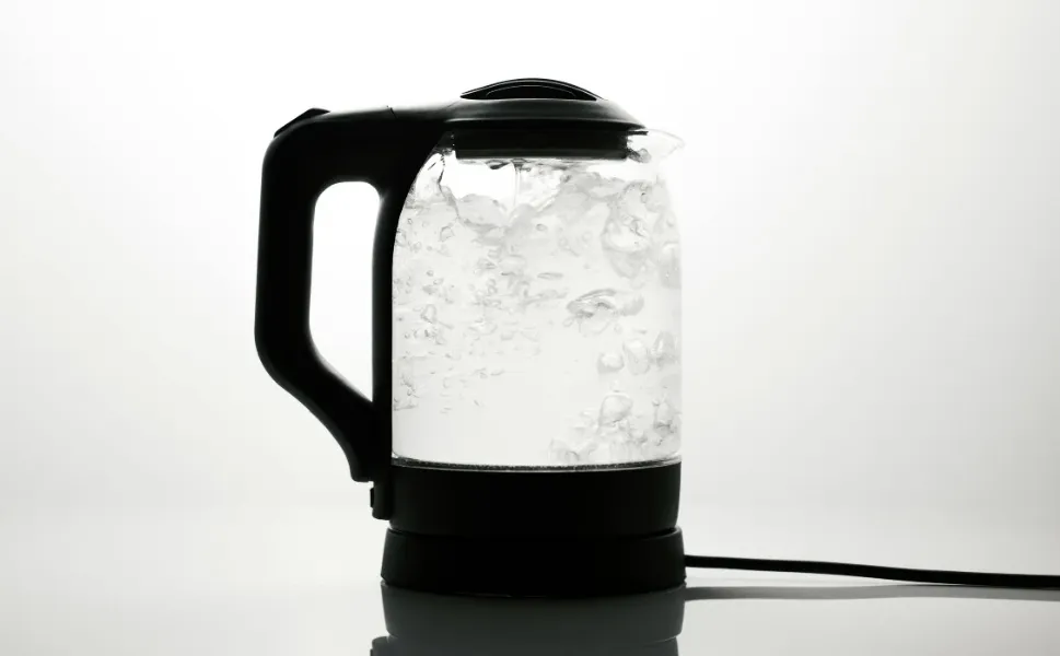 Kettle’da bekleyen suyu tekrar kaynatmak zararlı mı?