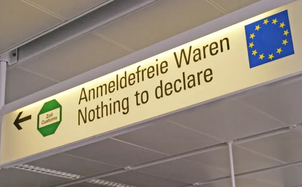 İstanbul'dan dönen kadın Köln'de onlarca ünlü markalanın taklit ürünüyle yakalandı