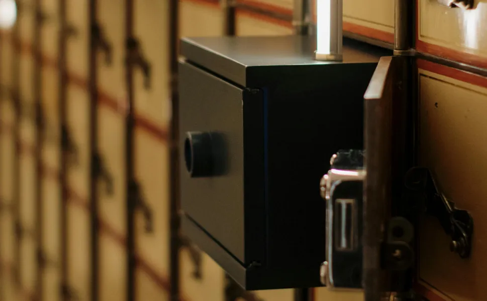 Almanya’da havalandırmadan bankaya giren hırsızlar kasaları soydu